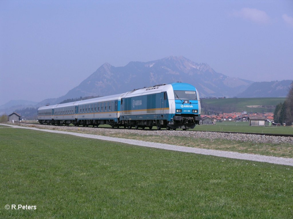 223 066 zieht hinter Altstdten ein Alex nach Oberstdorf. 17.04.10