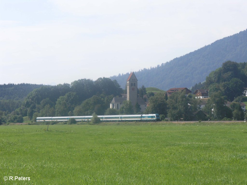 223 067 zieht bei Stein im Allgu den ALX38707+39957 Mnchen. 01.08.09
