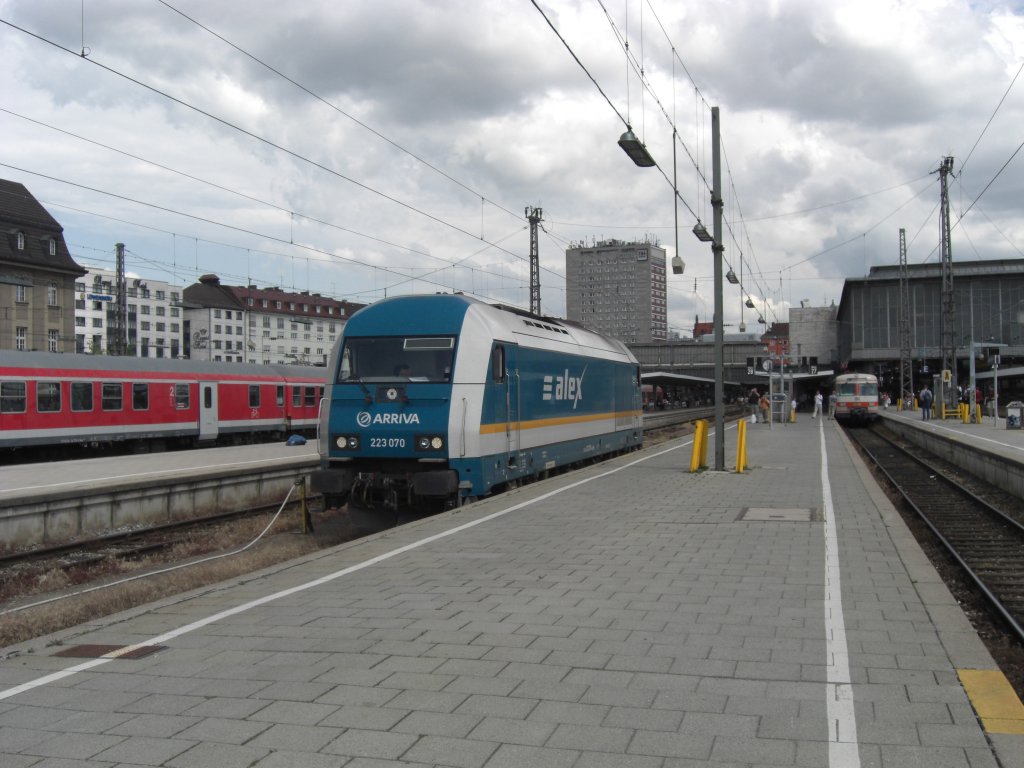 223 070 steht am 31. Mai 2008 im Vorfeld des Münchner Hauptbahnhofs.
Rechts im Hintergrund die alte S-Bahn 420 001.