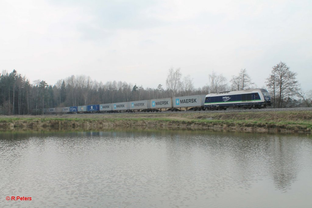 223 152 mit dem Cntainerzug Schweinfurt - ATW Wiesau sdlich von Wiesau. 22.04.13