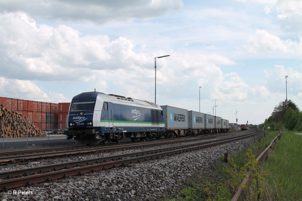 223 152 mit dem Containerzug Schweinfurt - Wiesau am Zielort. 15.05.13