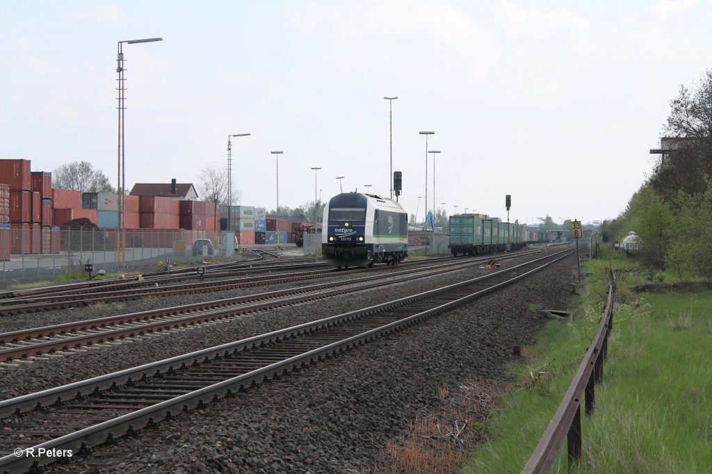 223 152 setzt sich vom Containerzug ab und beginnt umzusetzen. 