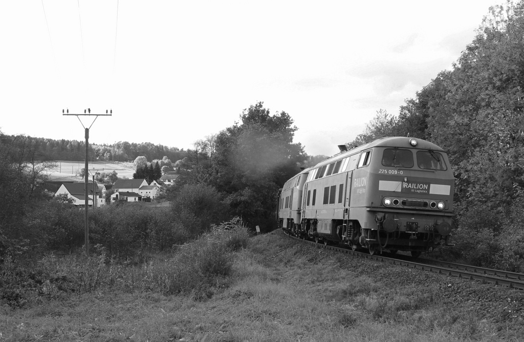 225 009 + 225 004 bei Oberhren, mal in S/W gehalten... 