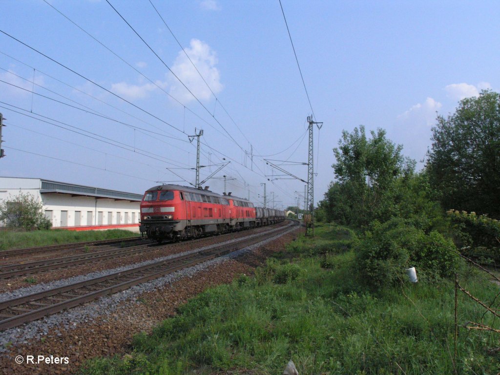 225 084-3 und 010 ziehen ein Kalkzug durch Obertraubling. 01.05.09