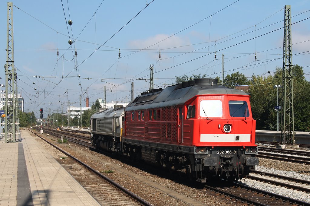 232 388 mit 247 043 am 16.September 2012 bei der Durchfahrt am Heimeranplatz/Mnchen in Richtung Ostbahnhof/Mnchen.