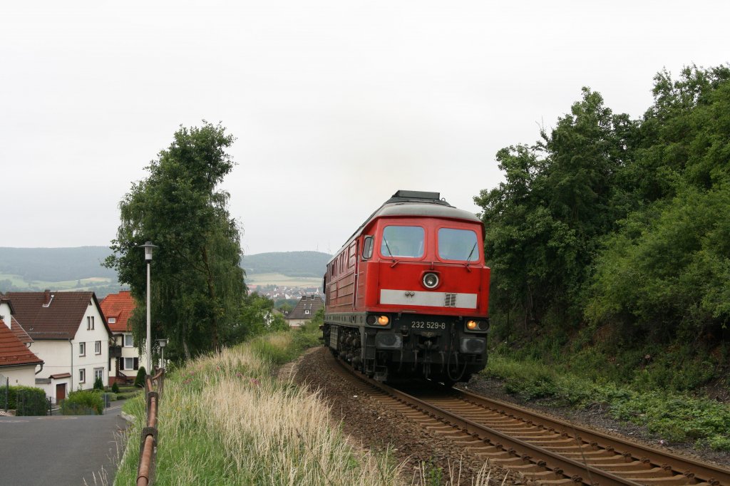 232 529-8 kmpfte sich mit ihrem Kalizug nach Gerstungen die Steigung zwischen Heringen/Werra und Widdershausen hinauf, hier etwas nher. Widdershausen, 04.07.11.