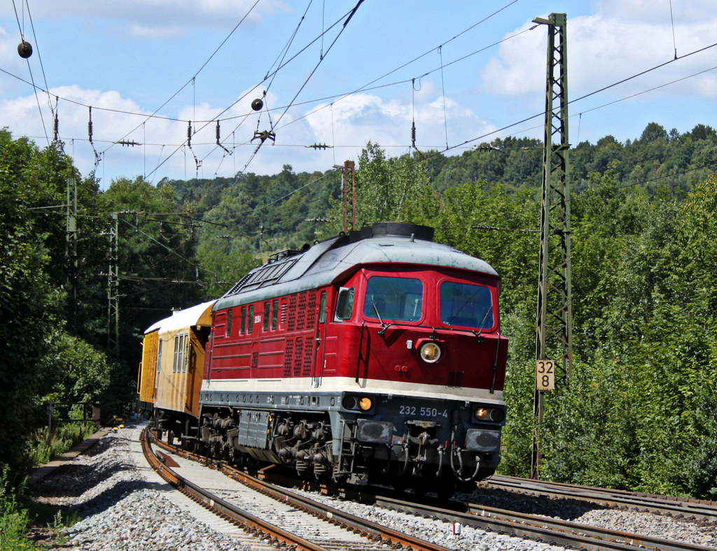 232 550-4 mit 2 Bauwagen am 02.08.11 in Jossa