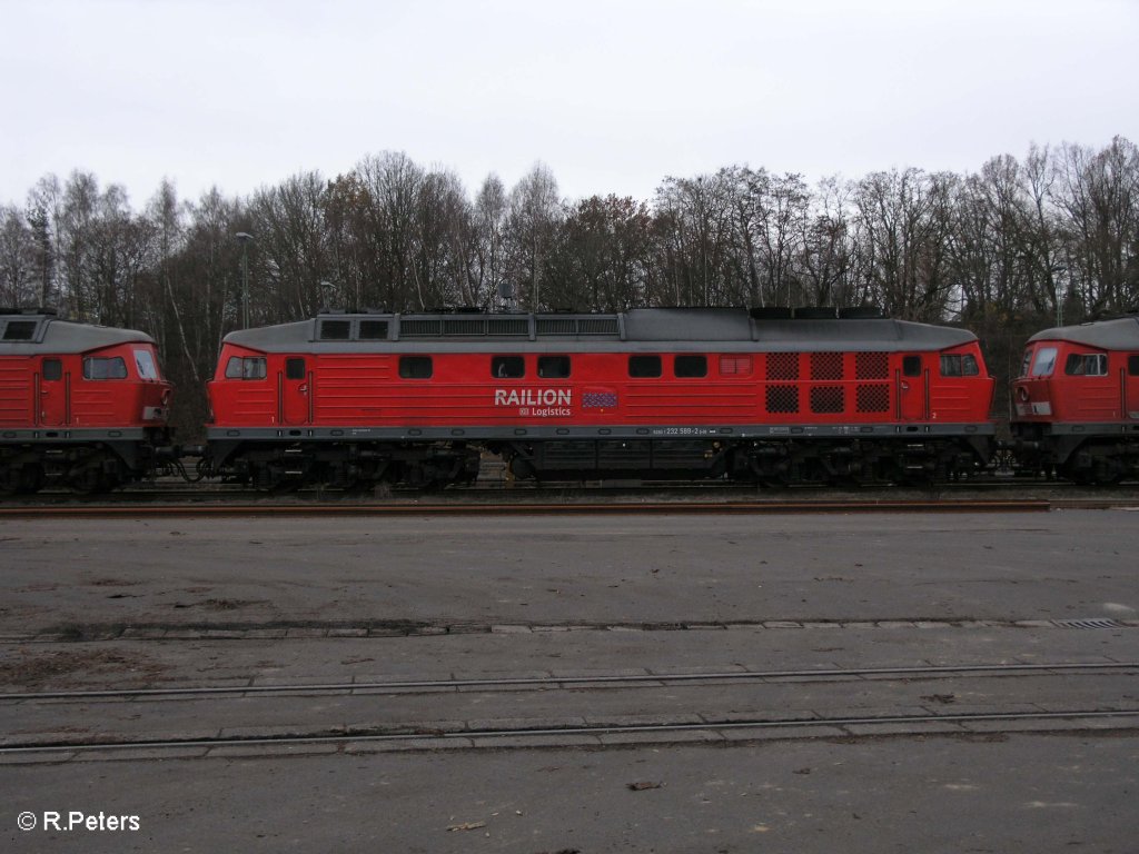 232 589-2 steht mit 232 668-4 und 233 622-0 in Marktredwitz abgestellt. 22.11.09