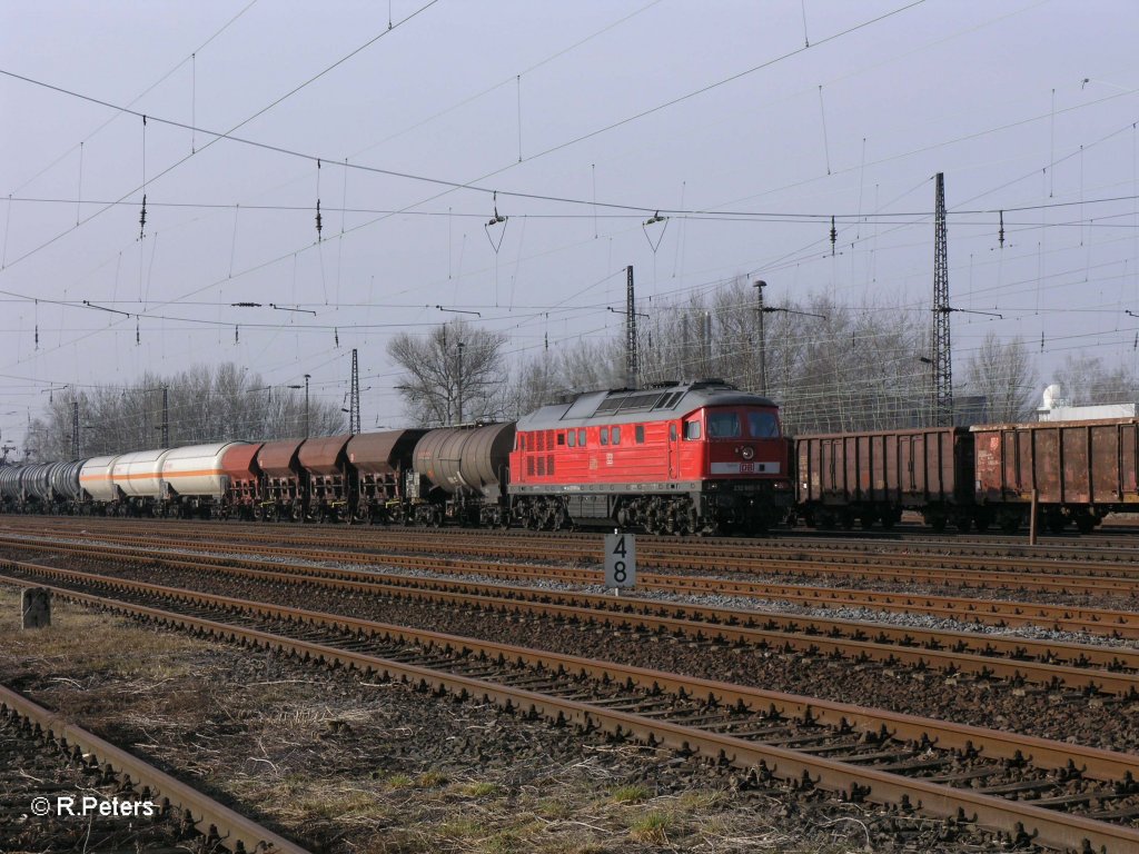 232 665-0 zieht ein langen gemischten Gterzug durch Leipzig Schnefeld. 12.03.11