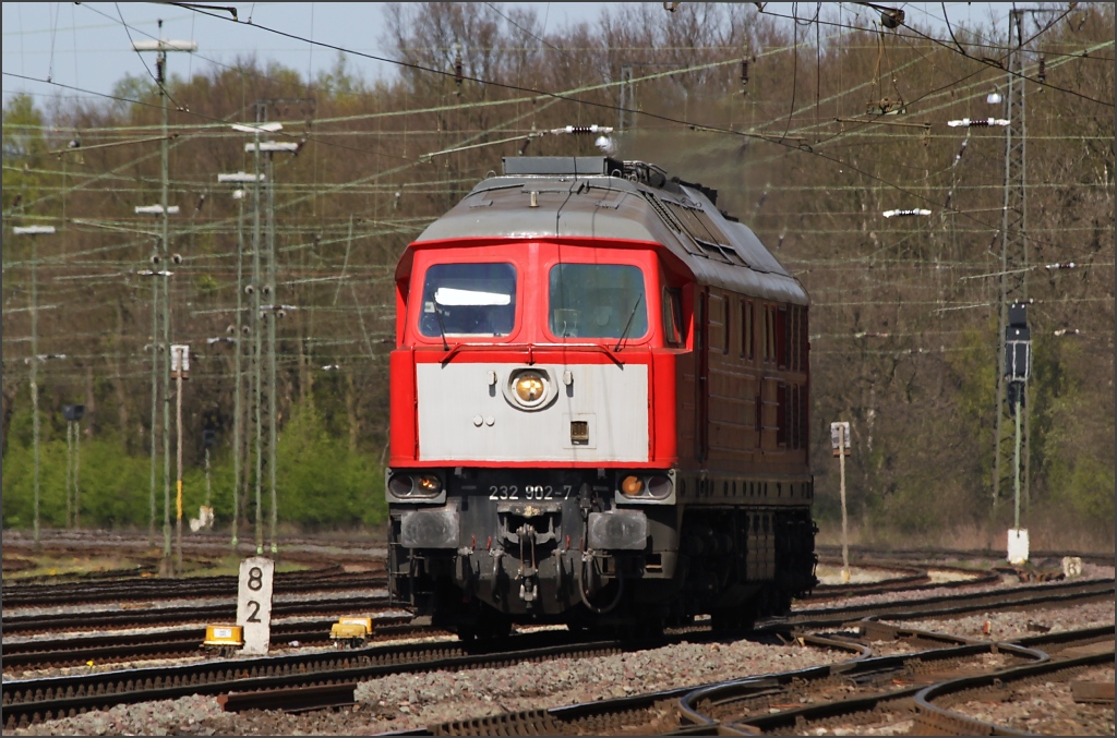 232 902 durchfuhr am 09.04.11 alleine Duisburg Entenfang