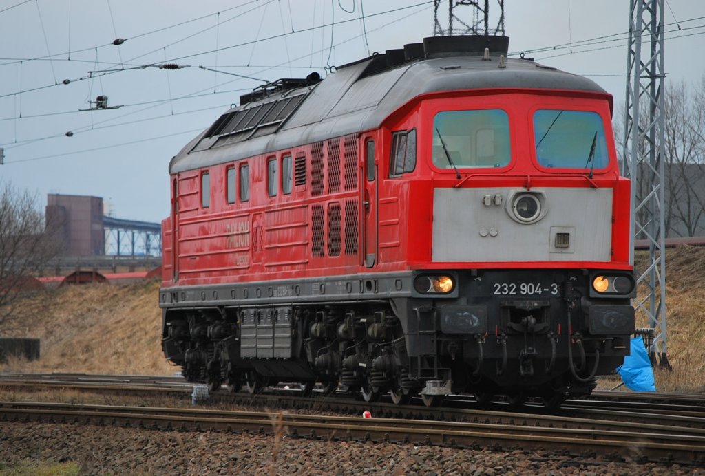 232 904 rangiert nach dem Tanken in die Abstellgruppe des Bw Rostock-Seehafen.