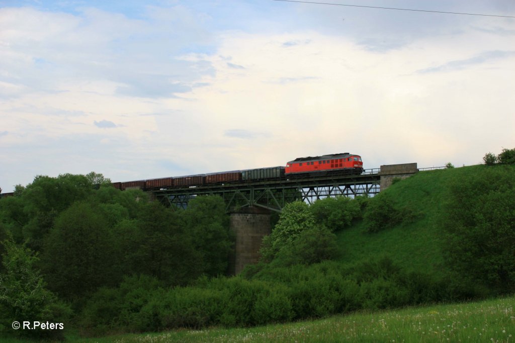 233 176-1 mit Schrottzug auf dem Viadukt bei Seuen. 21.05.11