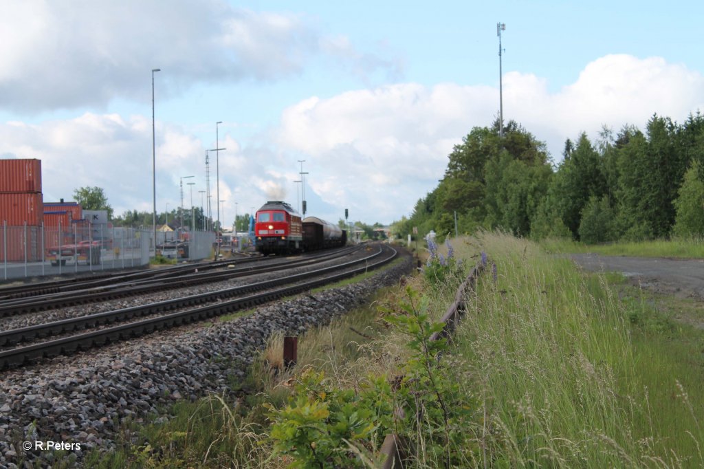 233 217-9 beim Anfahren mit dem morgentlichen 45367 NN - Cheb beim warten auf die berholung durch 612er mit RE und Vogtlandbahnin Wiesau. 14.06.13