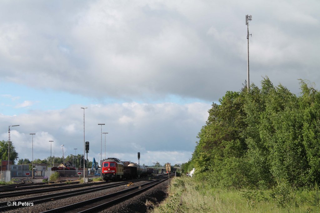 233 217-9 mit dem morgentlichen 45367 NN - Cheb beim warten auf die berholung durch 612er mit RE und Vogtlandbahnin Wiesau. 14.06.13