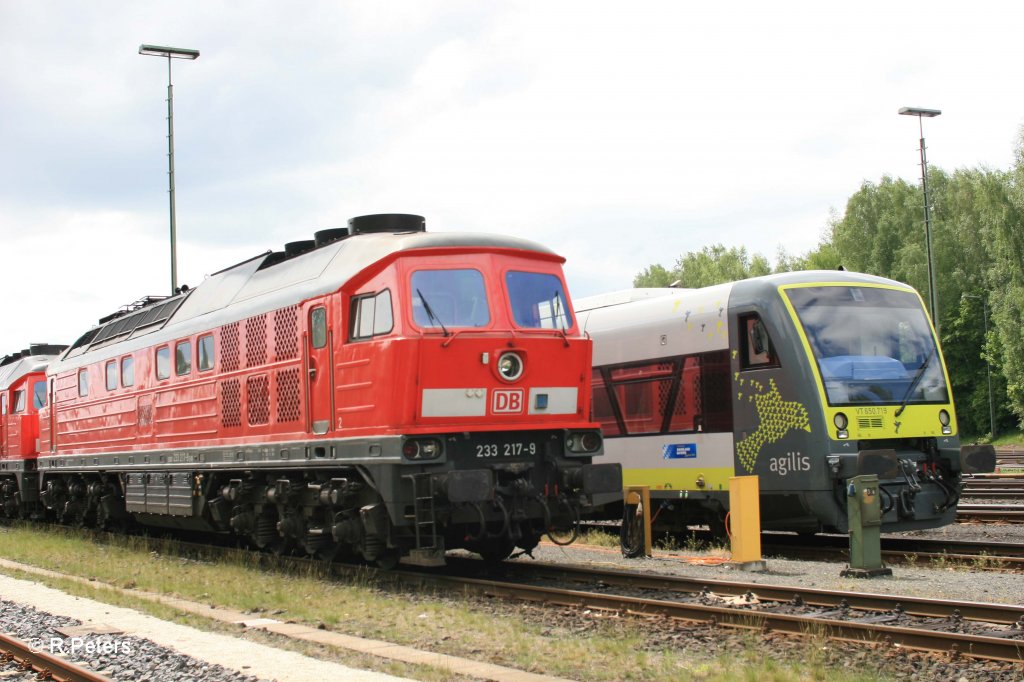 233 217-9 neben VT650.719 in Marktredwitz. 12.05.12