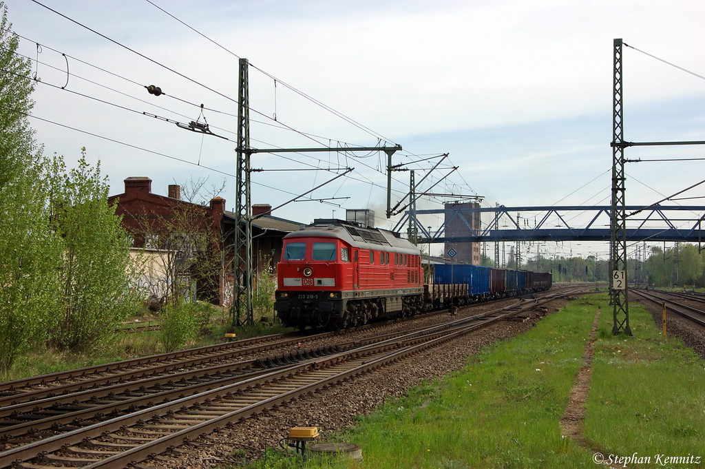 233 219-5 hat im Brandenburger Gbf, von der 155 063-1, einen gemischtem Gterzug bernommen und bringt diesen hier gerade nach Brandenburg-Altstadt. 30.04.2012