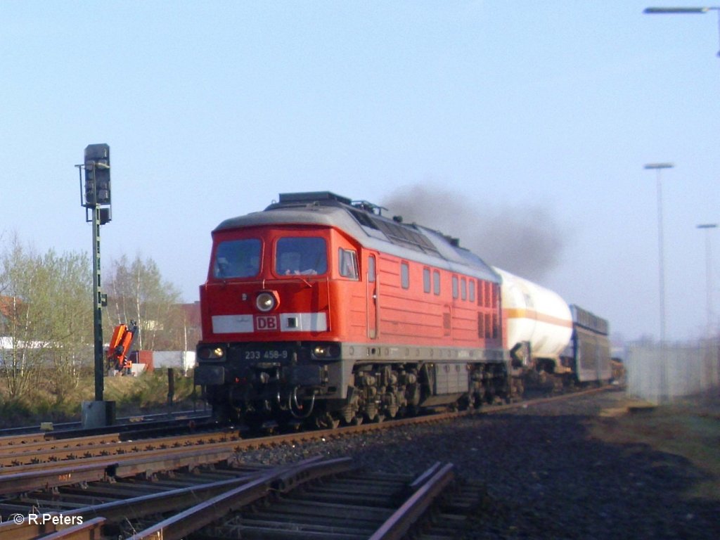 233 458-9 mit gemischten Gterzug in Wiesau. 07.04.11