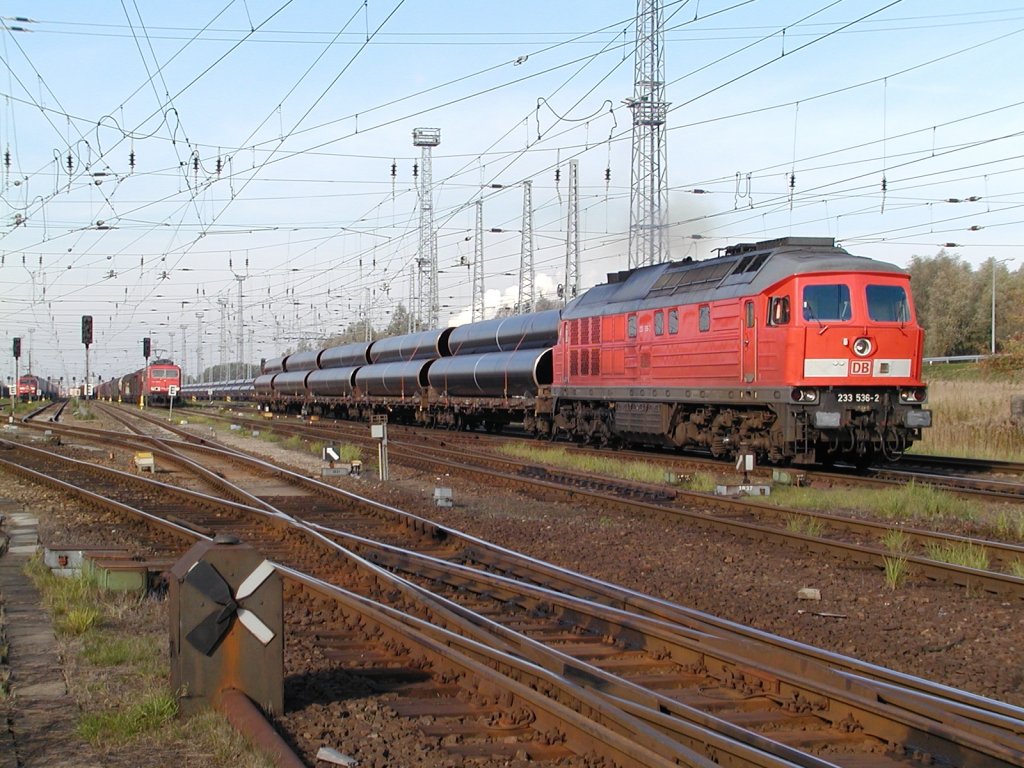 233 536 verlsst mit einem  Rohrbomber  am 20.10.2008 Rostock-Seehafen.