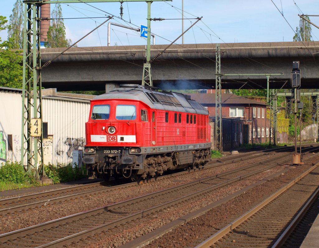 233 572-7 diselte alleine durch den Bahnhof Hamburg-Harburg am 14.5 bei strahlendem Sonnenschein.