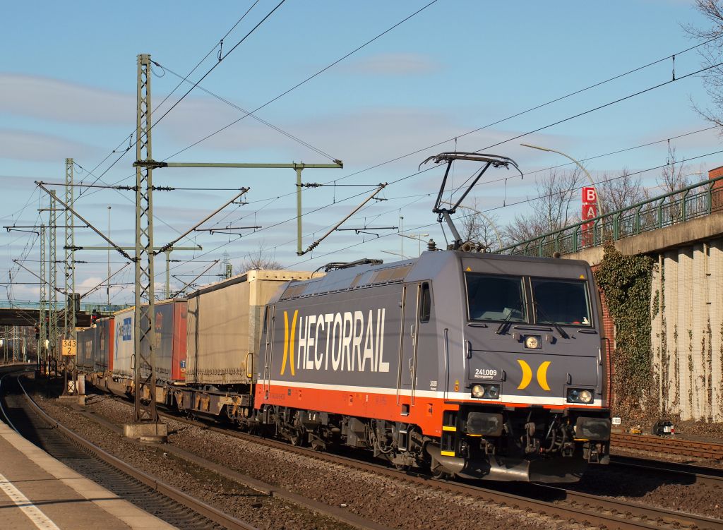 241.009  Moneypenny  rauschte mit einem KLV-Zug gen.Ruhrpott durch Hamburg-Harburg am 19.3.