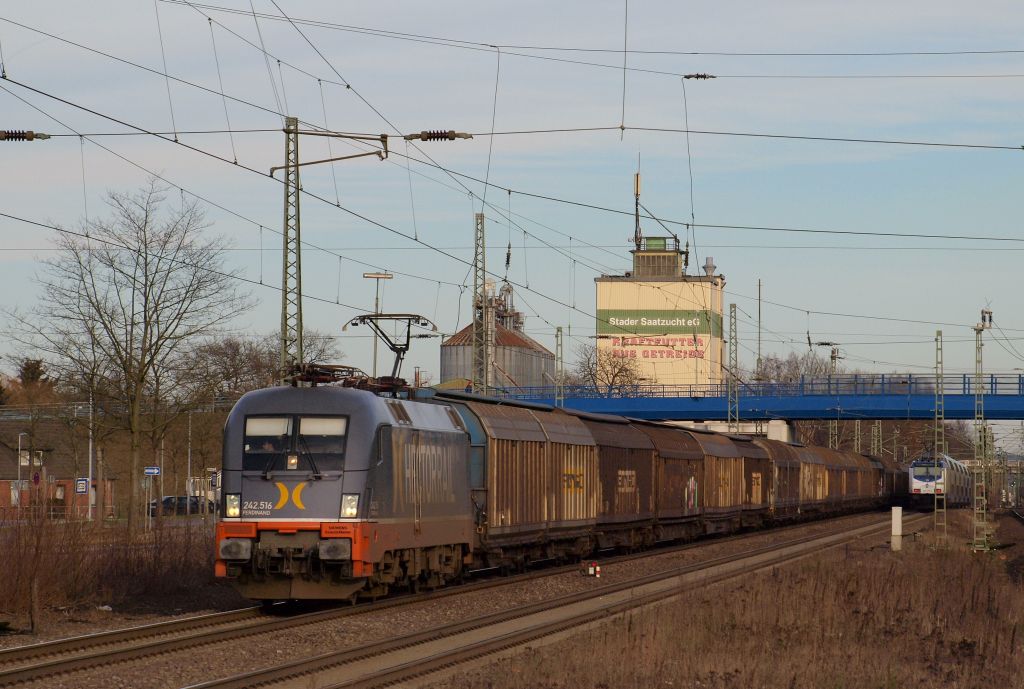 242.516  Ferdinand  pollterte mit einem Schiebewagenzug durch Tostedt am 14.1.12.