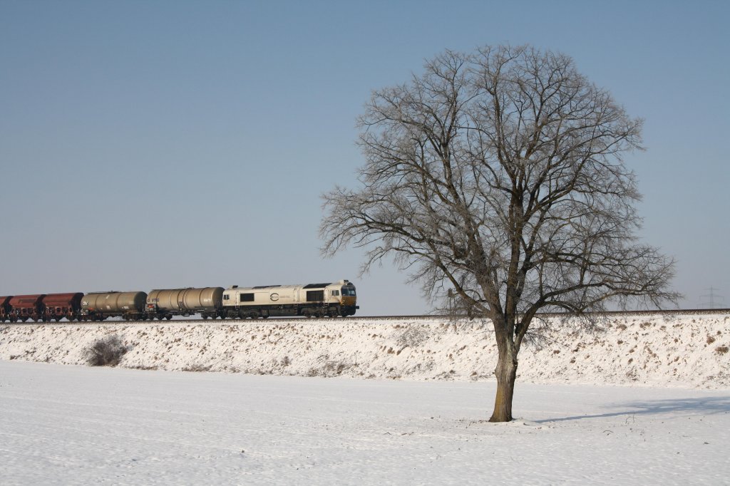 247 052-4 wurde am 12.02.12 mit ihrem gemischten Gterzug nach Mhldorf bei Markt Schwaben fotografiert.