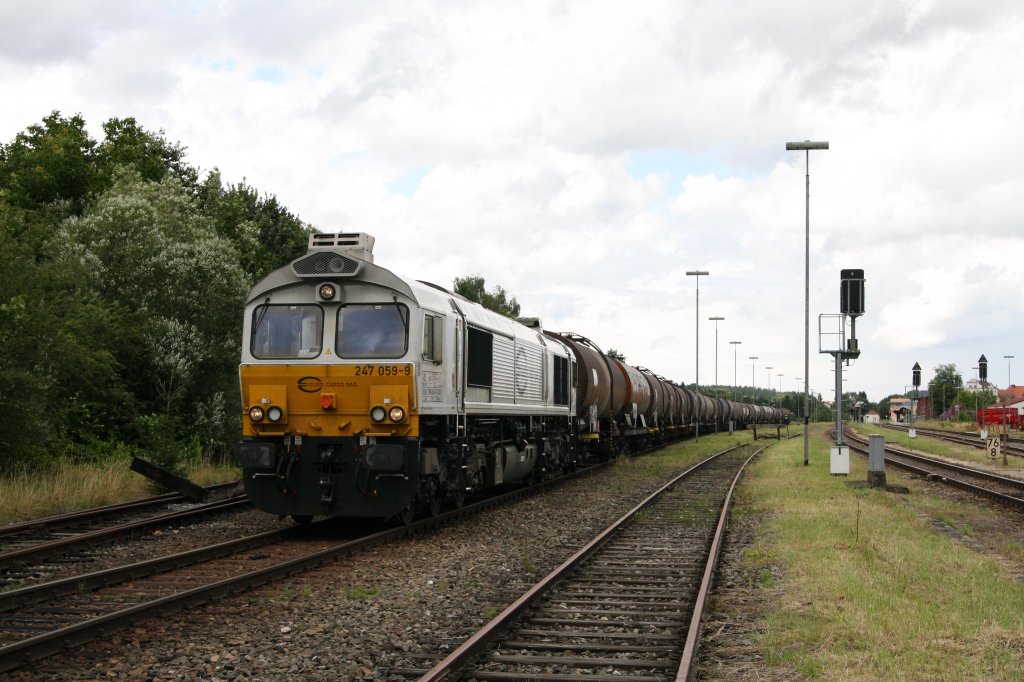 247 059-9 wurde am 15.07.12 mit einem leeren Kesselzug nach Mhldorf/Burghausen in Neuenmarkt St. Veith abgelichtet.