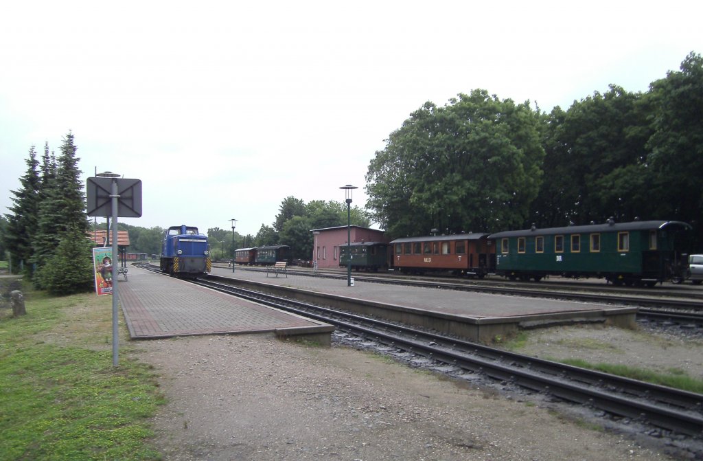 251 901-5 und R.�.K.B 33,R.�.K.B 34,1 Hochzeitswagen,1 Speisewagen und ein normaler gr�ner Personenwagen auf dem Bahnhof Putbus