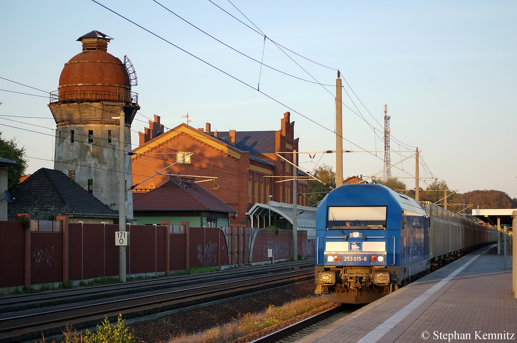 253 015-8 PRESS (223 052-2) mit einem vollen Hackschnitzelzug in Rathenow Richtung Stendal unterwegs. 02.10.2011