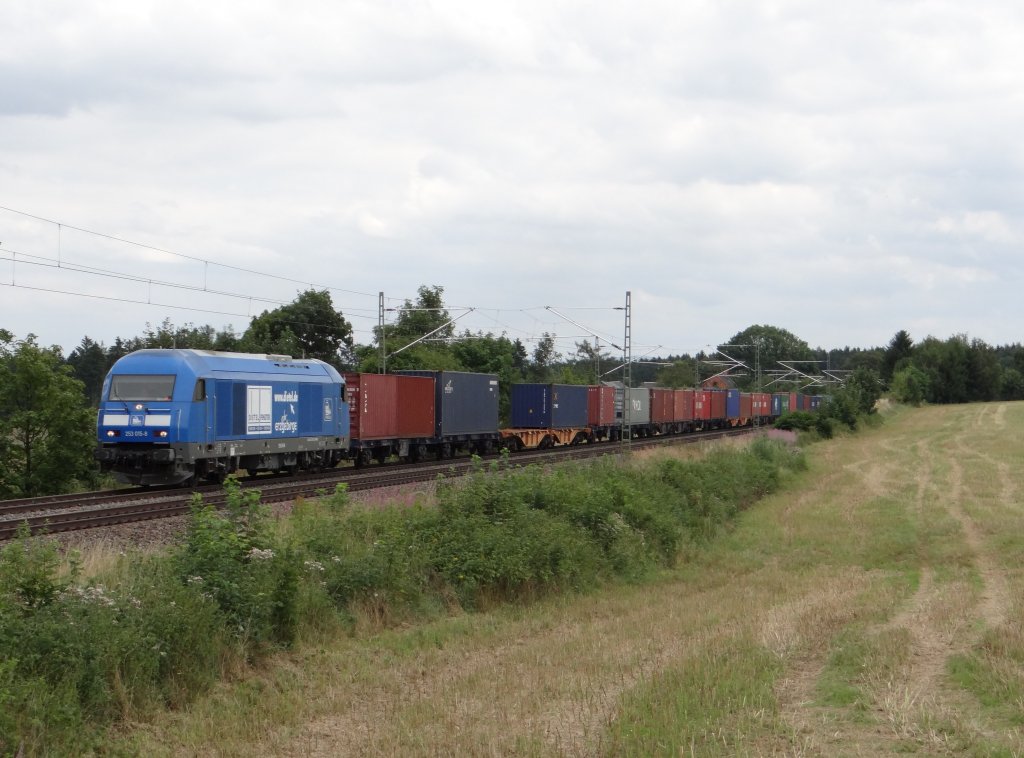 253 015 der PRESS Bespannte am 11.08.13 den Container durch das Vogtland, hier zusehen in Plauen/V.