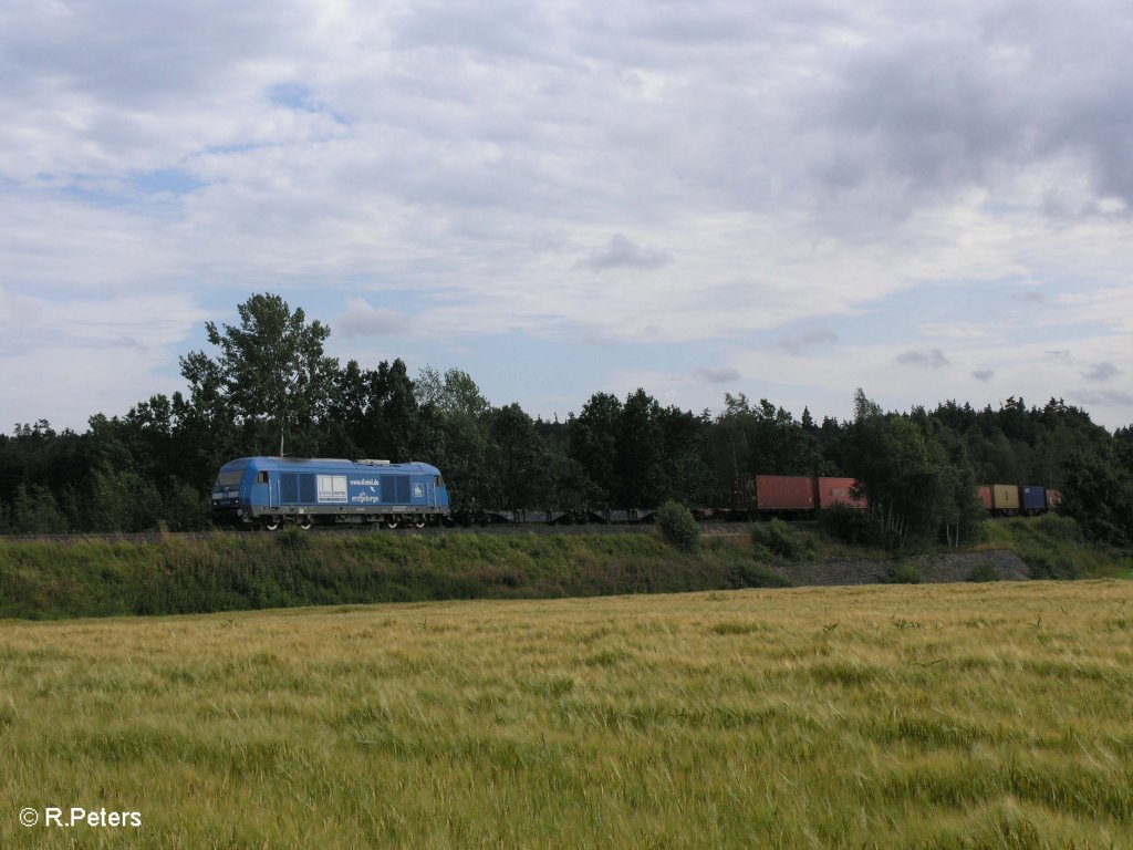 253 015 zieht kurz vor Wiesau/Oberpfalz ein Containerzug nach Hof. 17.07.09