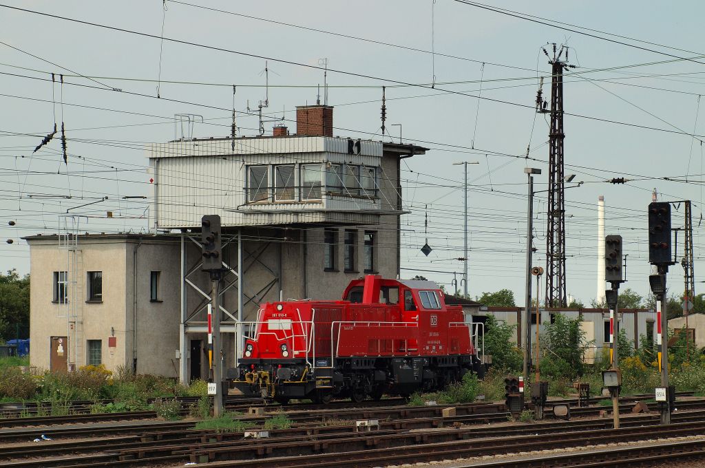 261 018-6 war am 3.8.11 in Grokorbetha vor dem Stellwerk abgestellt.