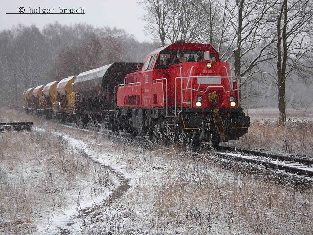 261 050 kam mit einen schotterzug von koops,beim bhf glinde am 08.02.13