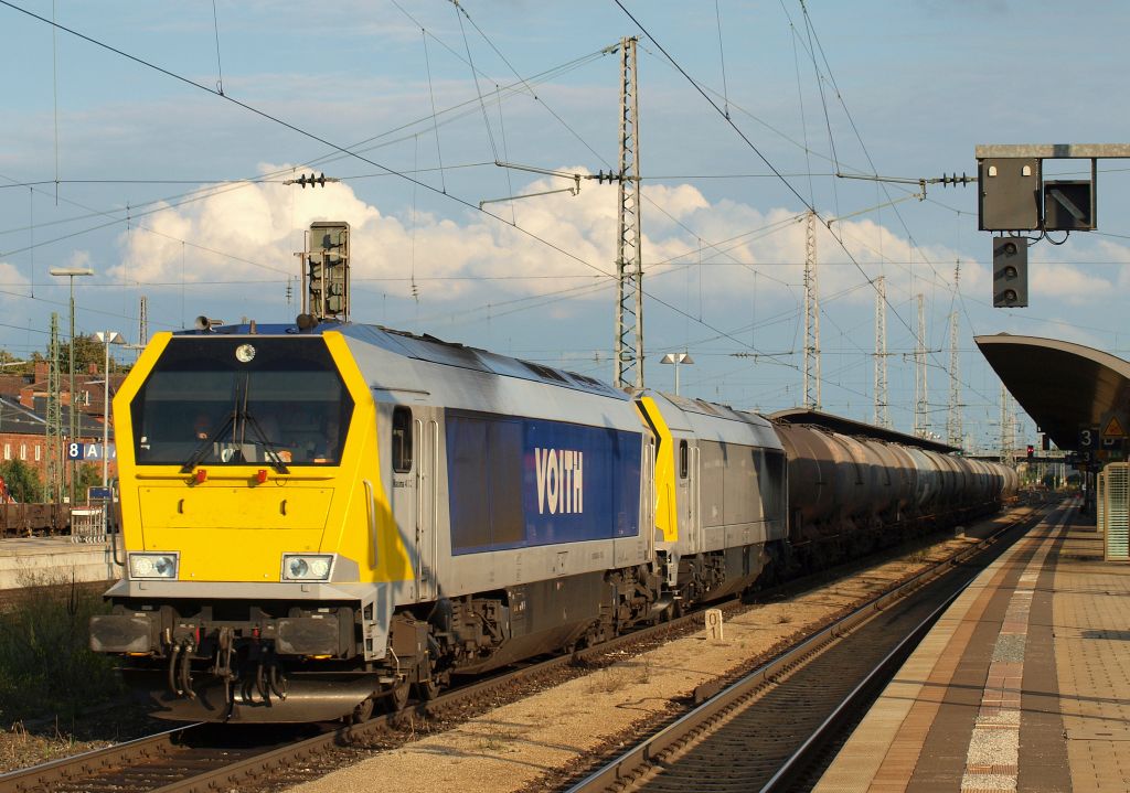 264 003-5 D-Stock und 263 006-9 D-VTLT dieselten mit einem ler durch den Bamberger Bahnhof im schnsten Abendlicht. Bamberg 25.7.11.