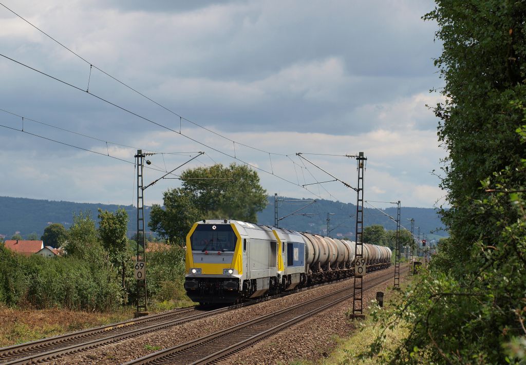 264 003-5 D-Stock und 263 006-9 D-VTLT dieselten mit einem Kesselwagenzug durch Plling am 10.8.11.