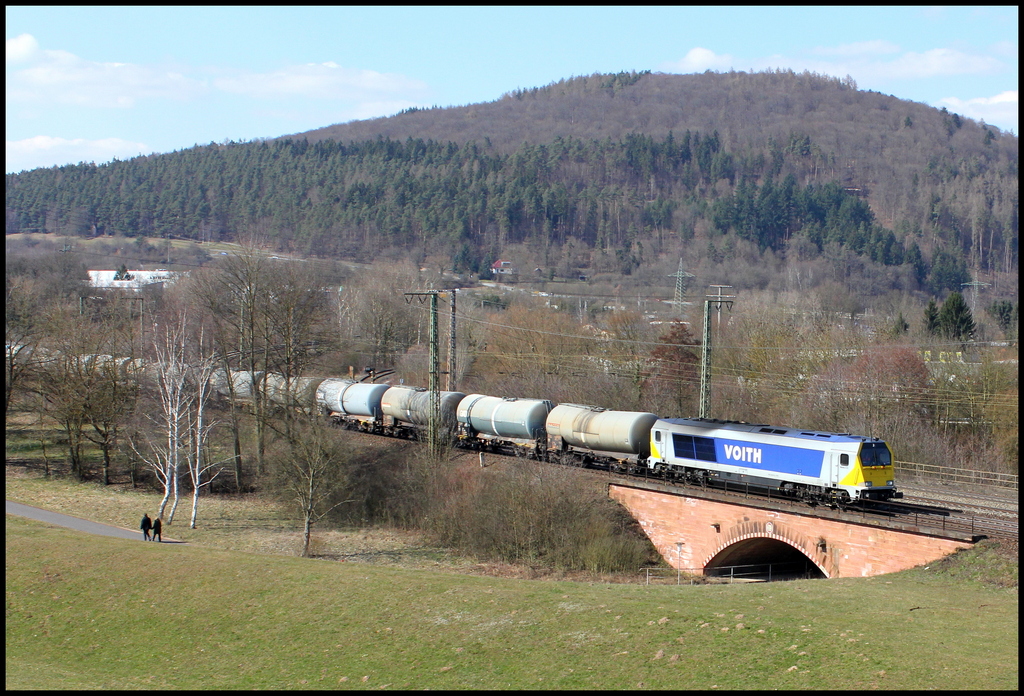 264 003 mit Kesselwagenzug am 07.04.13 in Gemnden