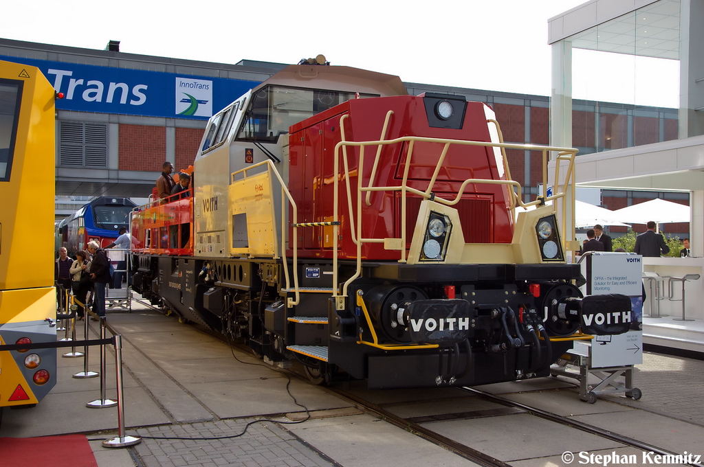 265 302-0 (Voith Gravita 15 BB) stand bei der InnoTrans 2012 in Berlin. Die Gravita wurde in den Farben der EVU lackiert die diese Lok nutzen wollen. Darunter ist die DB, LEO pool, northrail, Hohenzollerische Landesbahn AG und Paribus Capital. 21.09.2012