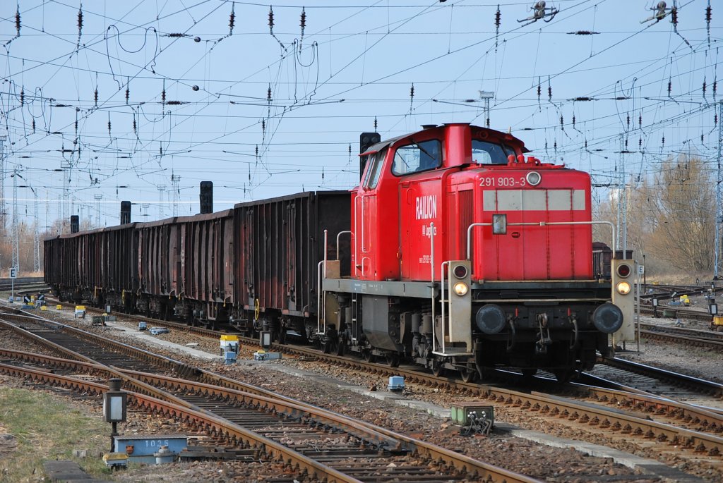 291 903 rangiert am 01.04.2011 in Rostock-Seehafen.