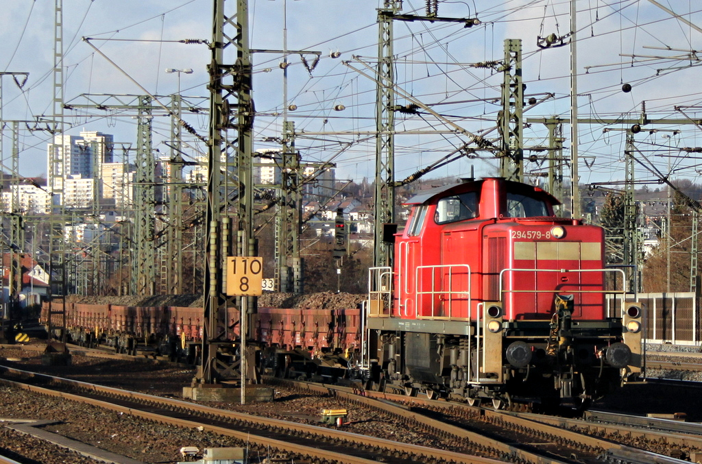 294 579-8 mit Schotterzug am 05.12.11 in Fulda