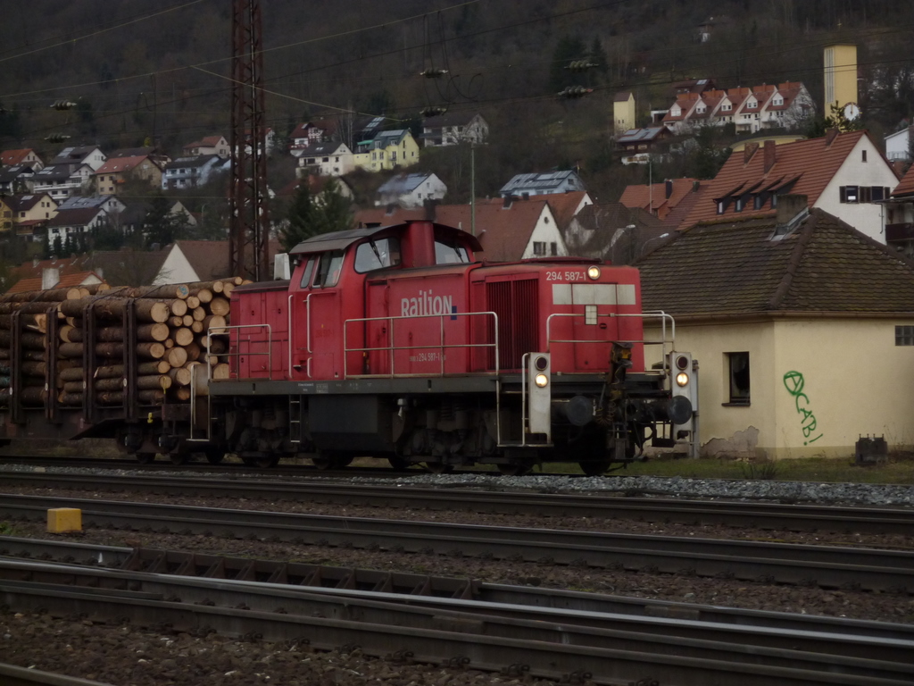 294 587 mit Holzzug am 15.01.11 in Gemnden