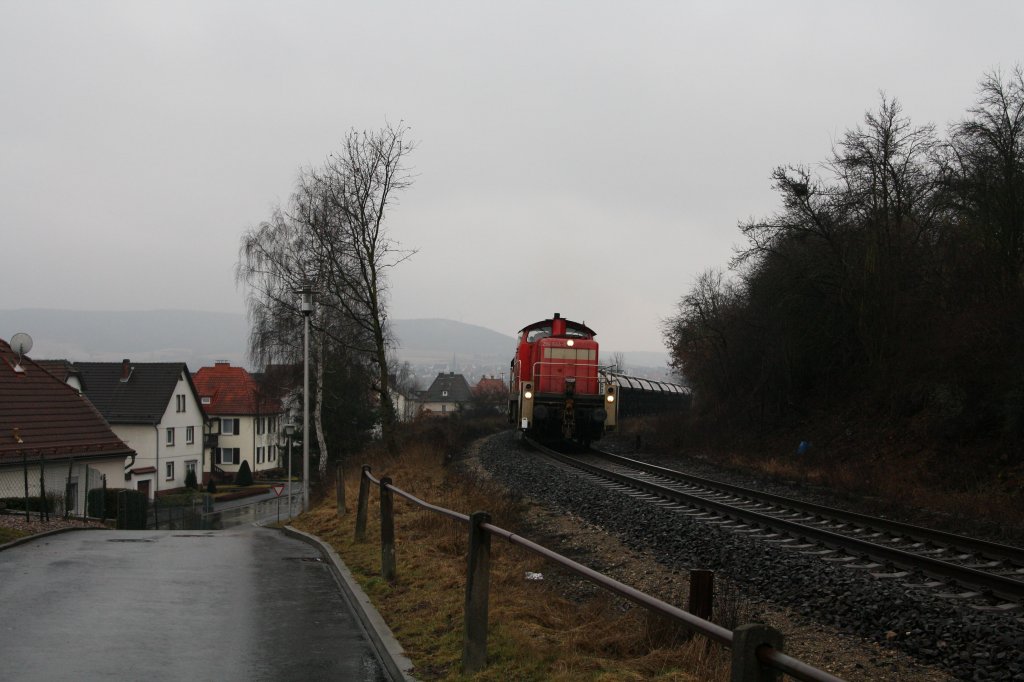 294 644-0 mht sich am 05.03.12 mit ihrem Kalizug Richtung Gerstungen in Widdershausen auf einer Steigung ab.