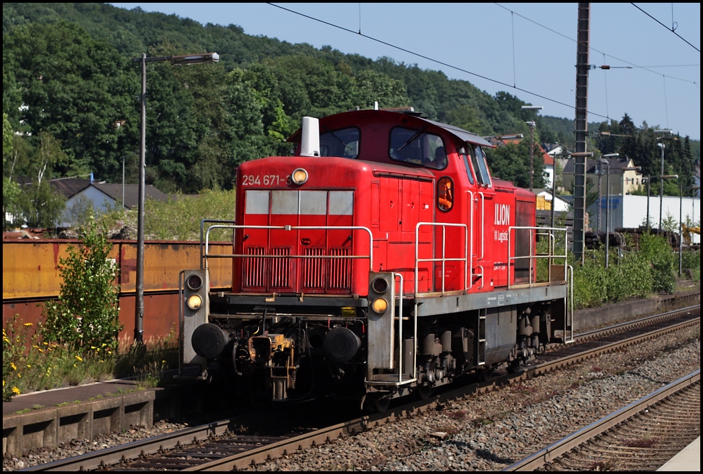 294 671 fuhr Solo in Richtung Ferndorf um wenig spter mit zwei Shimmns wieder durch den Kreuztaler Bahnhof in Richtung Rangierbahnhof zu fahren. (04.07.11)