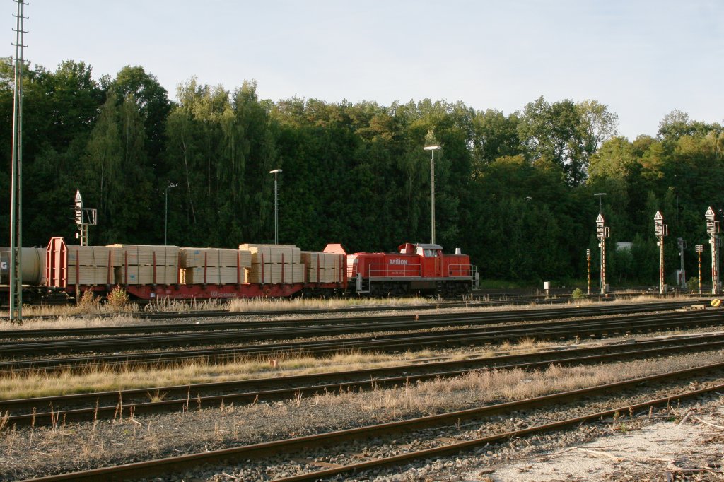 294 747-1 rangiert in Marktredwitz mit dem Holzzug. 06.09.12