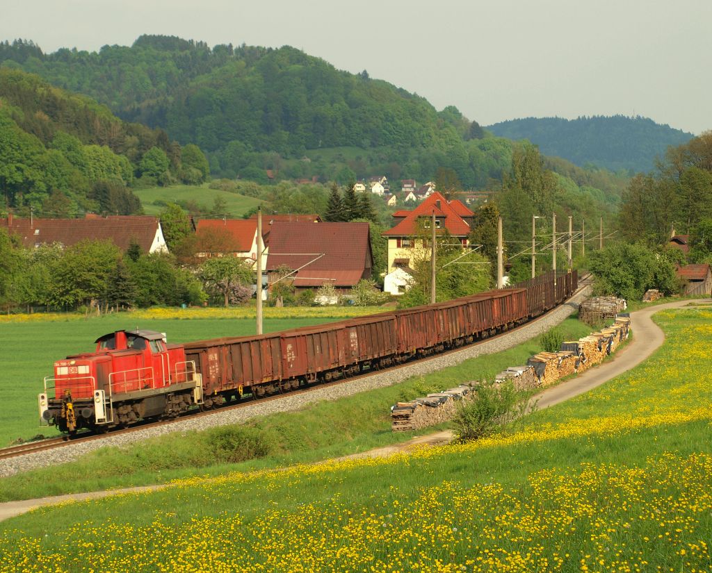 294 788-5 dieselte mit dem FZT 56158 von Gaildorf West nach Stuttgart Hafen durch Schleiweiler am 28.4.11.