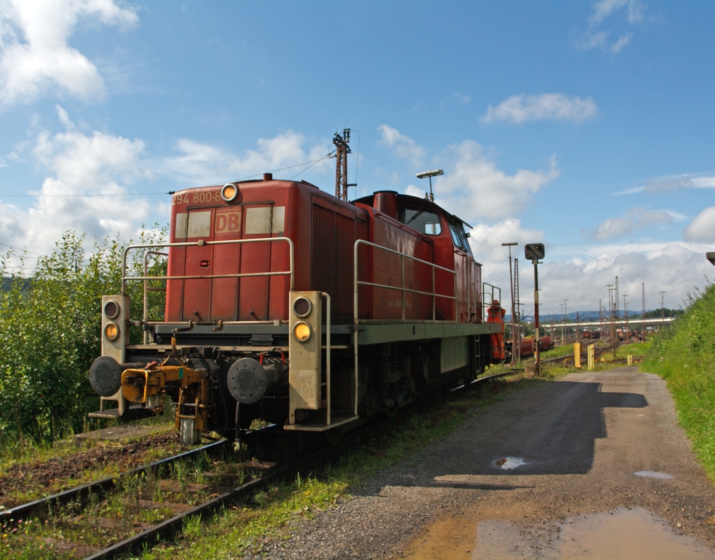 294 800-8 (V90 remotorisiert) der DB Schenker am 08.08.2011 in Kreuztal am Ablaufberg, ein paar Meter weiter unter blauen Himmel. Die Lok wurde 1971 bei Jung, Jungenthal bei Kirchen a.d. Sieg unter der Fabriknummer 14146  als 290 300-3 fr die DB gebaut, 1997 Umbau in 294 300-9, 2002 Remotorisierung mit MTU-Motor und Umzeichnung in 294 800-8