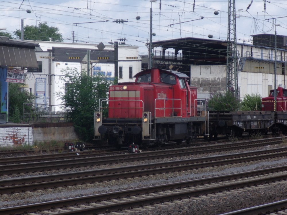 294 818 0 beim rangieren von leeren Coil-Wagen von der Ras (Rasselstein fr die dene der begriff Ras nix sagt ;) )
in Neuwied dam 07.07.09

auf der Hauptstrecke war nicht viel los deshalb musste die 294 als Motiv dienen ;)