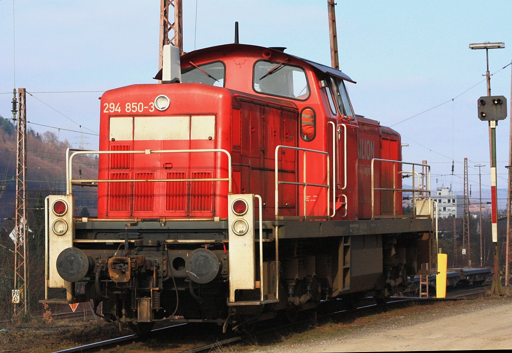 294 850-3 (V 90 remotorisiert) der  DB Schenker Rail Deutschland AG am 21.02.2011 in Kreuztal am Ablaufberg. Die Lok wurde 1973 bei MaK gebaut (Fabr.-Nr. 1000625), 2006 erfolgte die Remotorisierung mit MTU-Motor 8V 4000 R41 und Umbezeichnung.