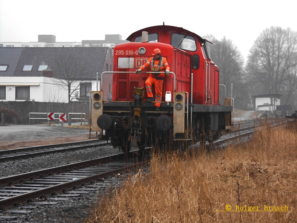 295 016-0 rangierte bei sprhregen am 10.04.13 beim bhf glinde