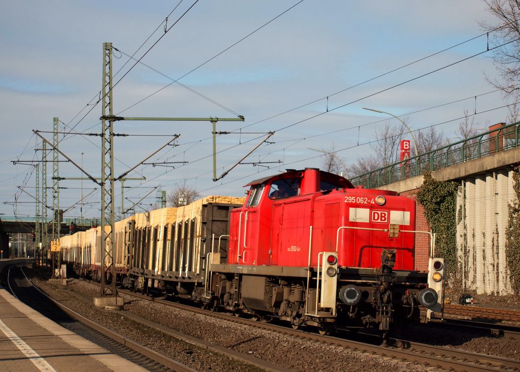 295 062-4 rollte mit der bergabe von Billwerder nach Maschen durch Harburg am 19.3. Gru an den TF !!!