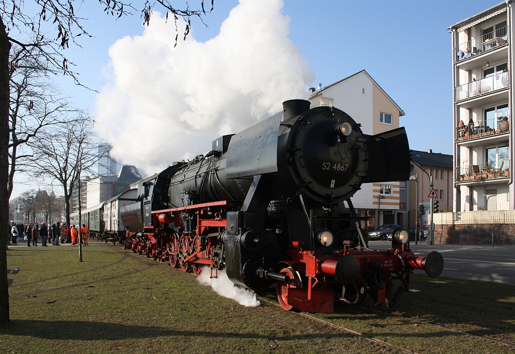 30.01.2011 Fahrtag der Historische Eisenbahn Frankfurt e.V. auf der Frankfurter Hafenbahn am Mainufer mit der 52 4867. Die Gterzug-Dampflokomotive 52 4867 wurde 1943 bei Maschinenbau und Bahnbedarf AG, Potsdam-Babelsberg, (Fabr.-Nr. 13931) gebaut. Nhach dem Krieg blieb sie in sterreich (ex BB 152.4867), 1970 kam sie zur GKB  und 1980 kaufte die HEF die Lok.